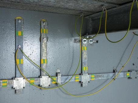Internal earthing circuit made of strips