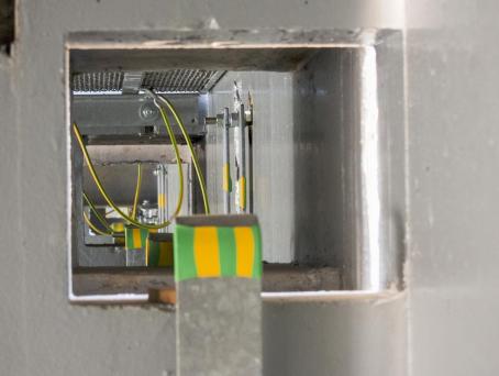 Internal penetrations for the earthing circuit between individual basins