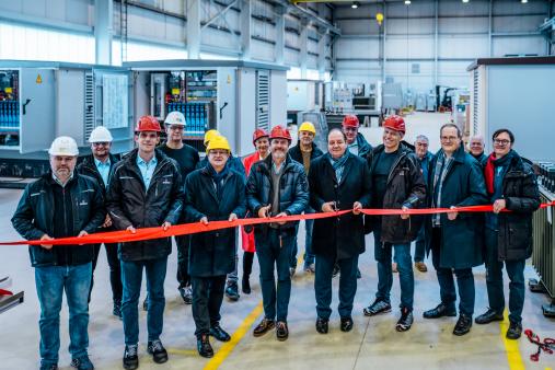 Die feierliche Durchtrennung des 'roten Bandes' als Symbol der Eröffnung.